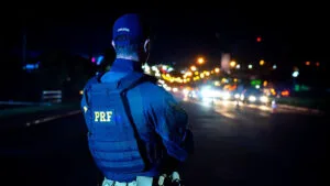 Agente da PRF realiza fiscalização noturna em rodovia no Paraná