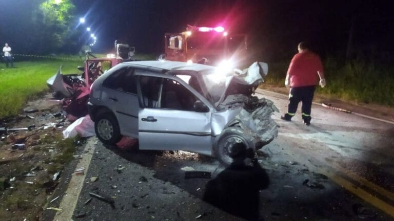 : Veículos destruídos após colisão frontal na PR-463 em Colorado