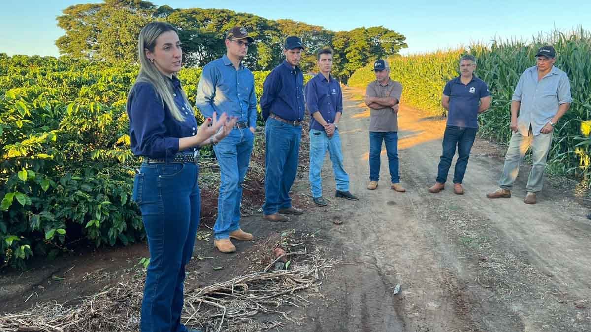 Projeto integrador da Fatec Ivaiporã leva práticas sustentáveis para cafeicultores de Lidianópolis Acadêmicos da Fatec Ivaiporã apresentam práticas sustentáveis em lavoura de café de Lidianópolis