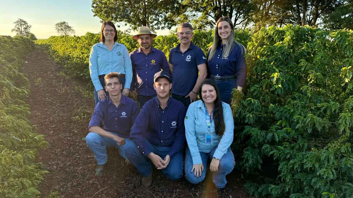 Projeto integrador da Fatec Ivaiporã leva práticas sustentáveis para cafeicultores de Lidianópolis Acadêmicos da Fatec Ivaiporã apresentam práticas sustentáveis em lavoura de café de Lidianópolis