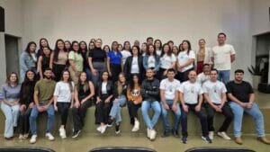 Acadêmicos de RH da Fatec Ivaiporã orientam alunos do Colégio Barbosa Ferraz durante oficina de entrevistas