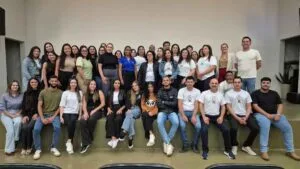 Acadêmicos de RH da Fatec Ivaiporã orientam alunos do Colégio Barbosa Ferraz durante oficina de entrevistas