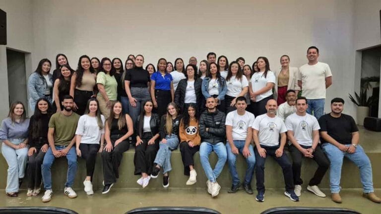 Acadêmicos de RH da Fatec Ivaiporã orientam alunos do Colégio Barbosa Ferraz durante oficina de entrevistas
