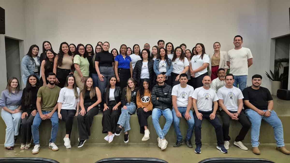 Acadêmicos de RH da Fatec Ivaiporã orientam alunos do Colégio Barbosa Ferraz durante oficina de entrevistas
