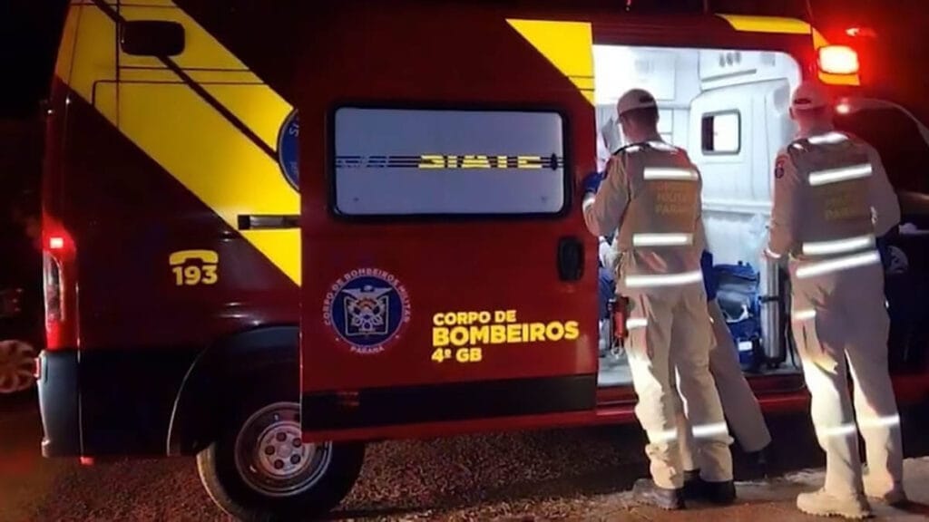 Equipe do Siate presta atendimento noturno em ambulância durante ocorrência em Ivaiporã