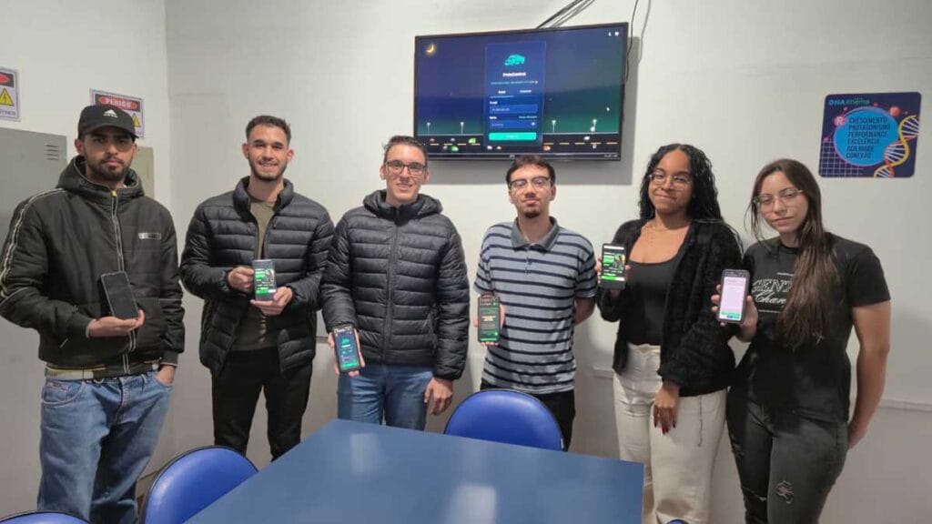 Acadêmicos da Fatec Ivaiporã criam site para auxiliar caminhoneiros autônomos no controle de fretes Acadêmicos da Fatec Ivaiporã apresentam site criado para auxiliar caminhoneiros autônomos no controle de fretes