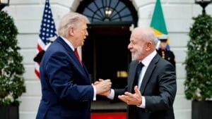 rump e Lula se cumprimentam em frente à Casa Branca durante reunião sobre comércio e tarifas