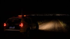 Viatura da Polícia Militar faz buscas em estrada rural de Faxinal após acidente com fuga de motorista