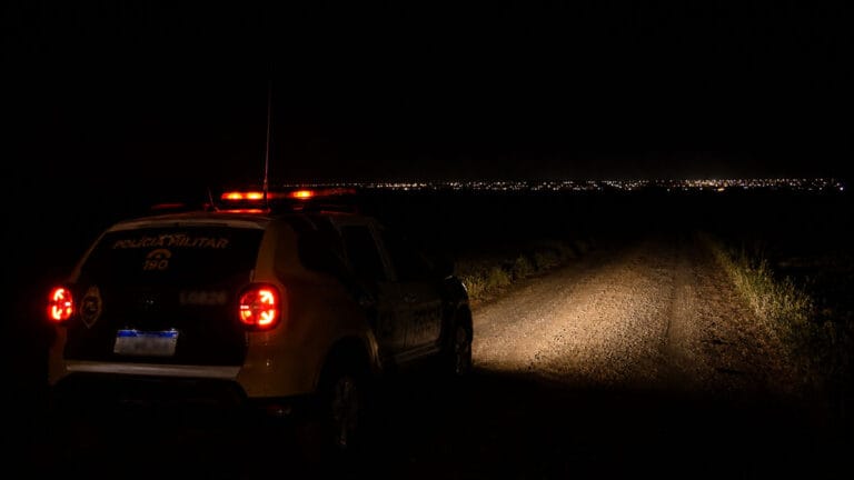Viatura da Polícia Militar faz buscas em estrada rural de Faxinal após acidente com fuga de motorista