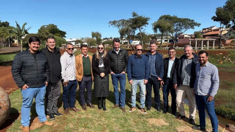 Prefeito Carlos Gil e deputado Sérgio Souza durante vistoria de obras e entrega de pavimentação no Sabugueiro em Ivaiporã