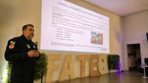 Marcos Silva palestra na X Enf Week da Fatec Ivaiporã sobre atendimento aeromédico