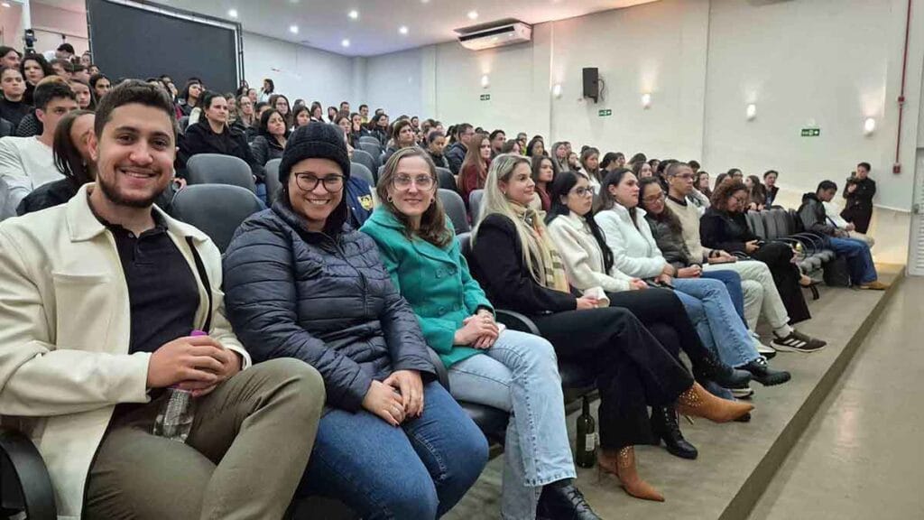 Marcos Silva palestra na X Enf Week da Fatec Ivaiporã sobre atendimento aeromédico