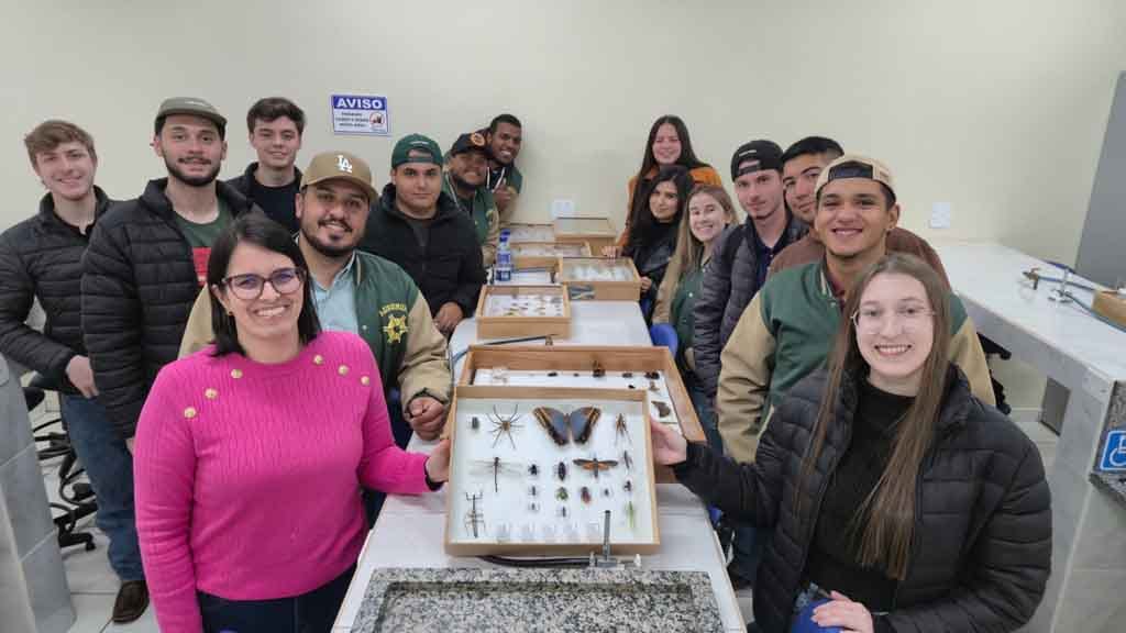 Acadêmicos de Agronomia da Fatec Ivaiporã apresentam caixas entomológicas com insetos coletados e identificados durante atividade prática.