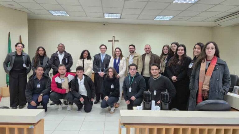 Acadêmicos de Direito da Fatec Ivaiporã acompanharam uma sessão do Tribunal do Júri no Fórum da Comarca de Ivaiporã, em atividade organizada pela coordenação do curso e conduzida pelo juiz César Augusto Consalter.