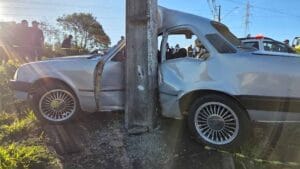 Chevrolet Chevette prata destruído após colisão contra um poste de energia elétrica em Apucarana