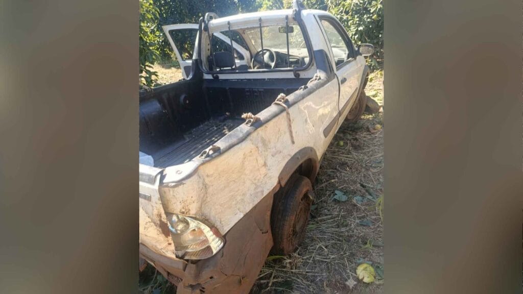Fiat Strada saiu da pista e capotou no km 93 da PRC-466, em Lidianópolis 