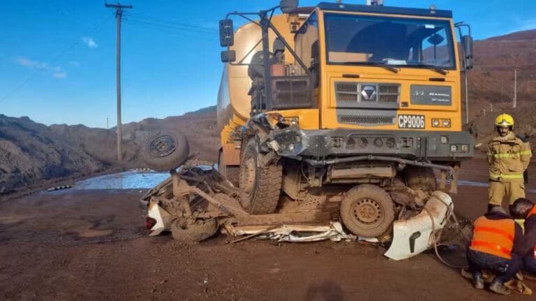 Caminhonete ficou destruída após colisão com caminhão-pipa