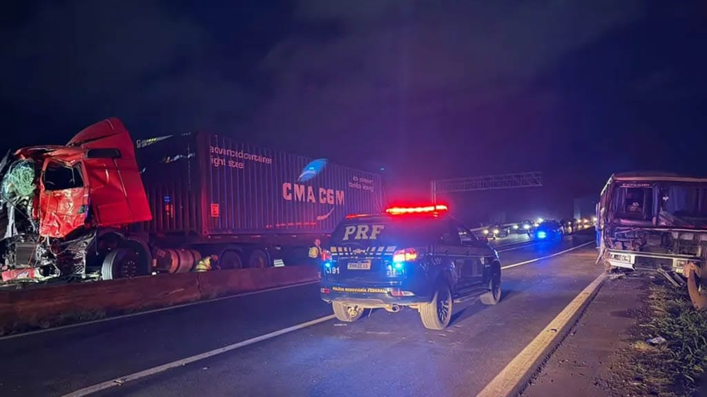 Ônibus, carreta e carros envolvidos em acidente na BR-369, em Rolândia.