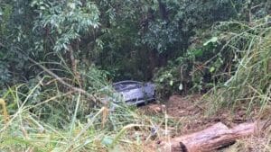 Veículo após saída de pista na PRC-466, entre Lidianópolis e Jardim Alegre, em acidente registrado na manhã deste sábado (20)