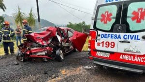 Carro ficou destruído após a colisão na BR-369 em Jandaia do Sul.