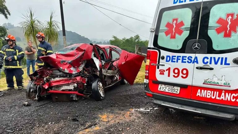 Ivan Maldonado / Notícias Online Carro ficou destruído após a colisão na BR-369 em Jandaia do Sul.