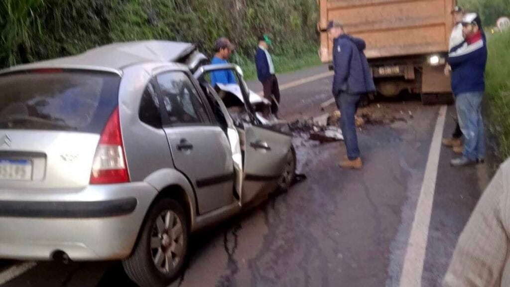 Motorista morre após bater na traseira de caminhão na PR-487, em Pitanga Carro acidentad na PR-487 ficou destruido