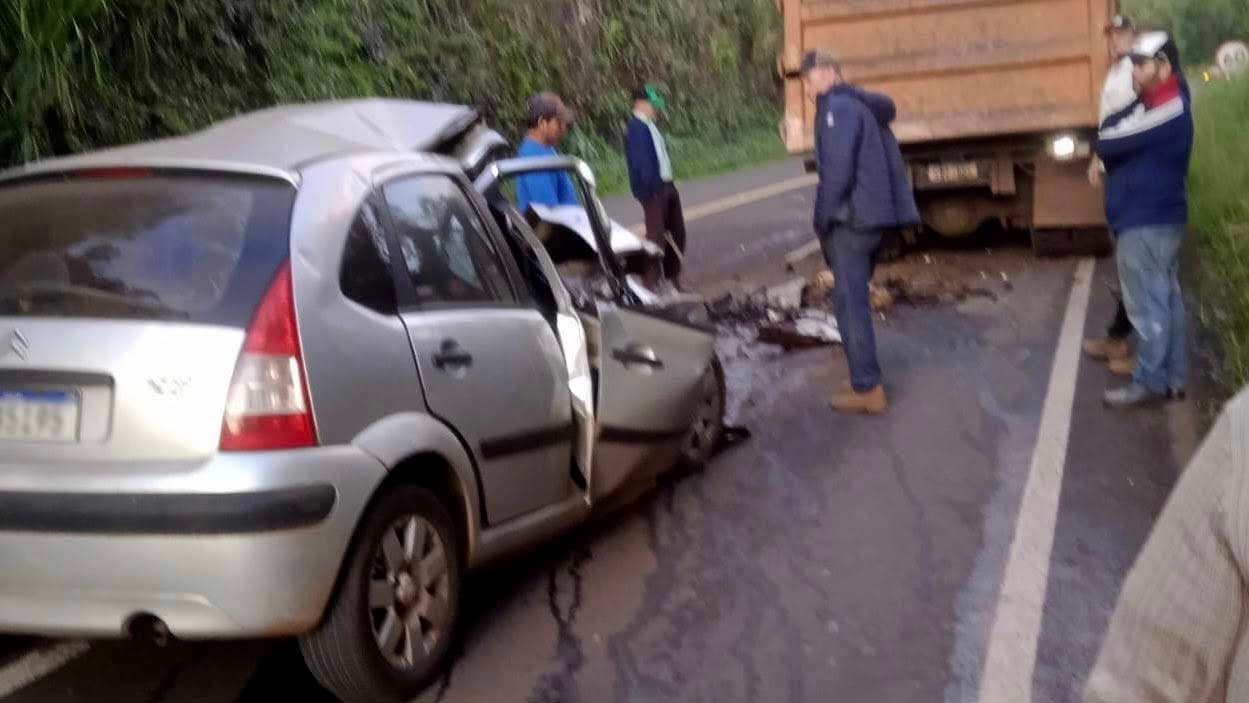 Carro acidentad na PR-487 ficou destruido