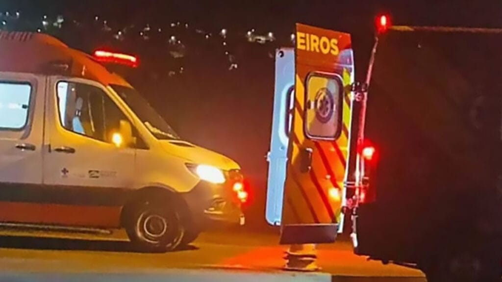 Acidente com Peugeot deixa três feridos na Vila Santa Maria, em Ivaiporã Acidente em Ivaiporã deixa três feridos após carro bater contra poste na Vila Santa Maria na madrugada deste sábado
