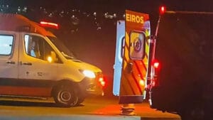 Acidente em Ivaiporã deixa três feridos após carro bater contra poste na Vila Santa Maria na madrugada deste sábado
