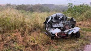 Astra ficou com a traseira destruída após ser atingido por uma carreta em trecho da PR-082 próximo a São João do Ivaí