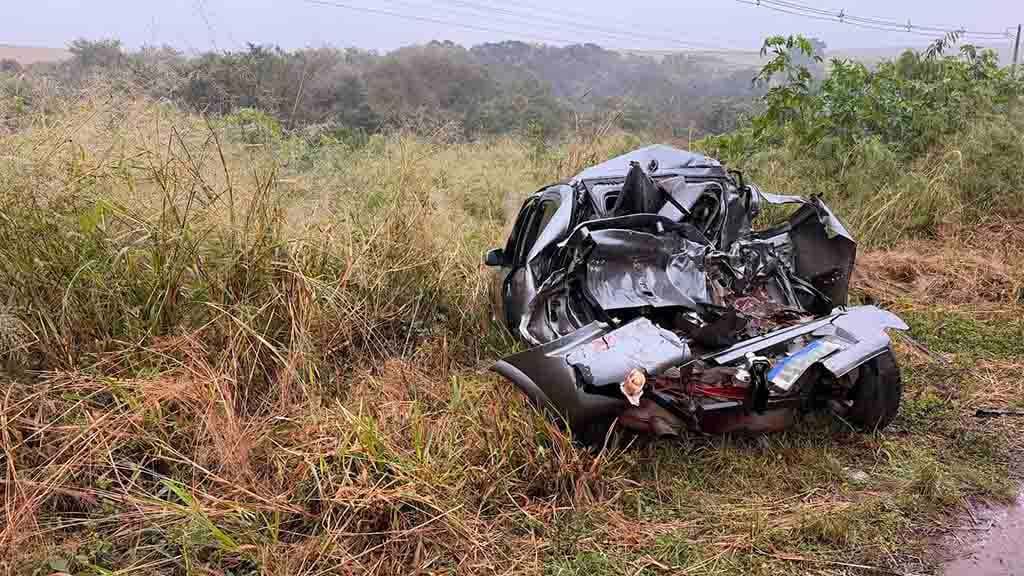 Astra ficou com a traseira destruída após ser atingido por uma carreta em trecho da PR-082 próximo a São João do Ivaí