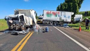 olisão frontal entre um caminhão Express DRF e um Mercedes-Benz Atego deixou duas pessoas mortas na PR-445.