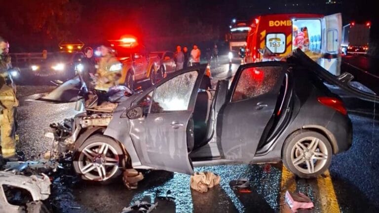Acidente na PR-444, em Apucarana, deixou três ocupantes de um Peugeot 308 gravemente feridos