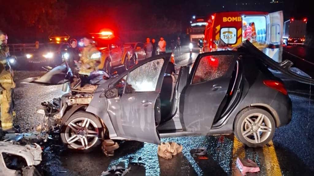 Acidente na PR-444, em Apucarana, deixou três ocupantes de um Peugeot 308 gravemente feridos