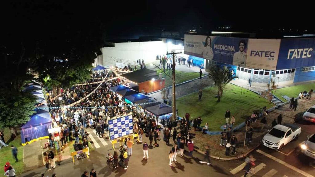 Acadêmicos, professores e visitantes participam do Arraiá da Fatec Ivaiporã com barracas típicas e apresentações musicais.