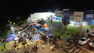 Acadêmicos, professores e visitantes participam do Arraiá da Fatec Ivaiporã com barracas típicas e apresentações musicais.