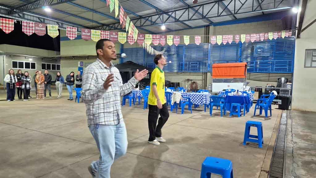 Diretores da Fatec Ivaiporã realizam Arraiá para coordenadores e equipe administrativa Coordenadores e equipe administrativa da Fatec Ivaiporã participam de confraternização junina organizada pela direção da instituição.