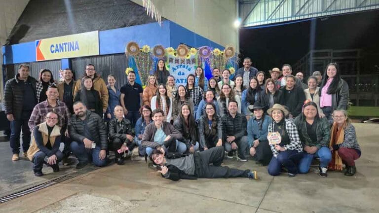 Coordenadores e equipe administrativa da Fatec Ivaiporã participam de confraternização junina organizada pela direção da instituição.