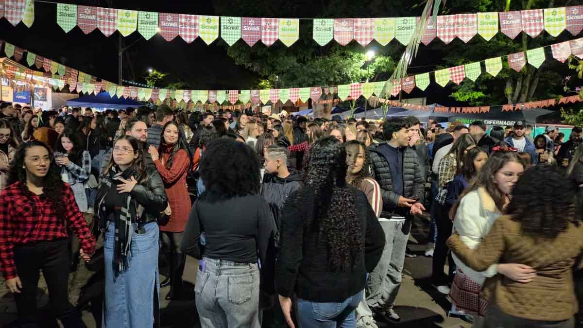 Arraiá da Fatec Ivaiporã é definido por acadêmicos como perfeito, memorável e sensacional Acadêmicos, professores e visitantes participam do Arraiá da Fatec Ivaiporã com barracas típicas e apresentações musicais.