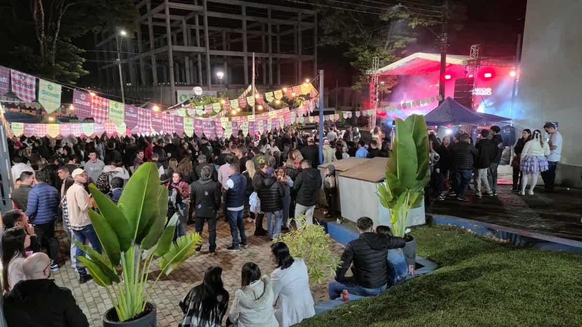 Arraiá da Fatec Ivaiporã é definido por acadêmicos como perfeito, memorável e sensacional Acadêmicos, professores e visitantes participam do Arraiá da Fatec Ivaiporã com barracas típicas e apresentações musicais.