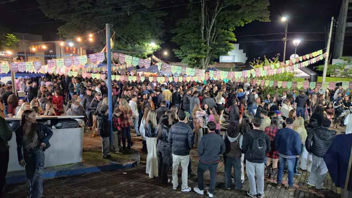 Arraiá da Fatec Ivaiporã é definido por acadêmicos como perfeito, memorável e sensacional Acadêmicos, professores e visitantes participam do Arraiá da Fatec Ivaiporã com barracas típicas e apresentações musicais.