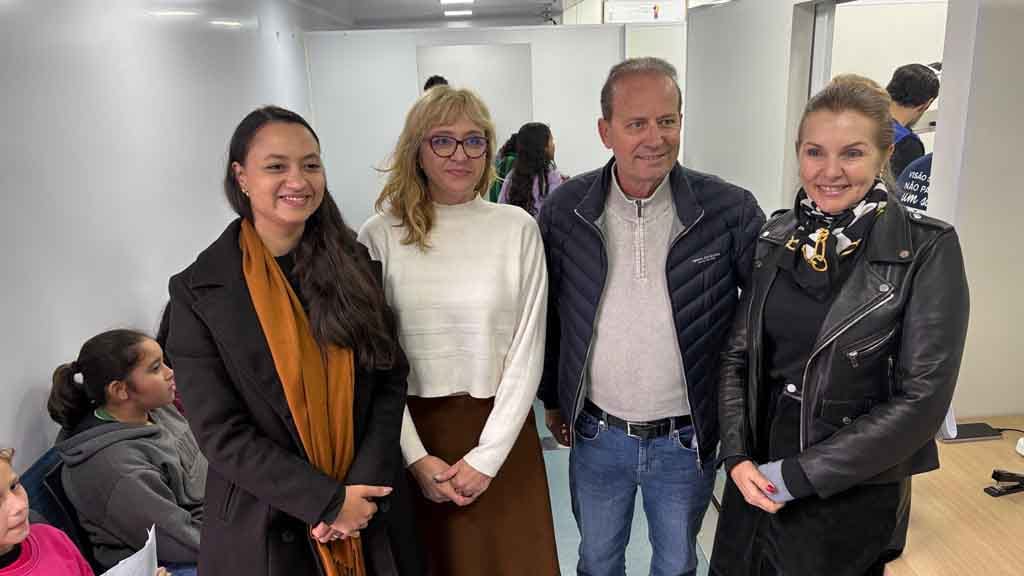 Bons Olhos Paraná realiza atendimento gratuito a alunos em Ivaiporã Estudante realiza exame de vista em carreta do Programa Bons Olhos Paraná durante atendimento em Ivaiporã.