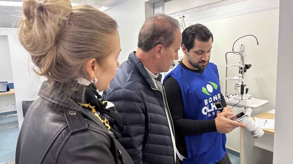 Bons Olhos Paraná realiza atendimento gratuito a alunos em Ivaiporã Estudante realiza exame de vista em carreta do Programa Bons Olhos Paraná durante atendimento em Ivaiporã.
