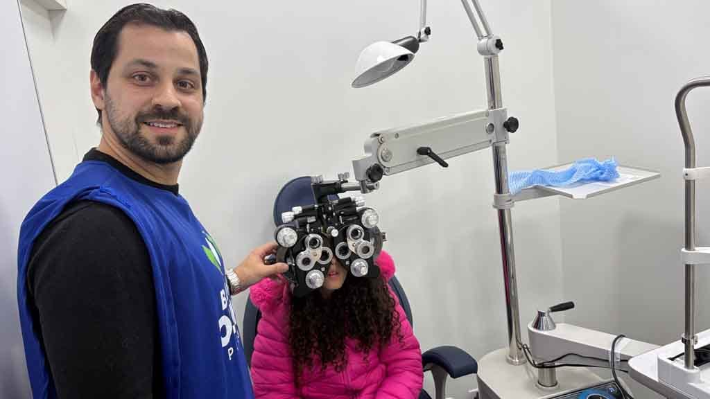 Bons Olhos Paraná realiza atendimento gratuito a alunos em Ivaiporã Estudante realiza exame de vista em carreta do Programa Bons Olhos Paraná durante atendimento em Ivaiporã.
