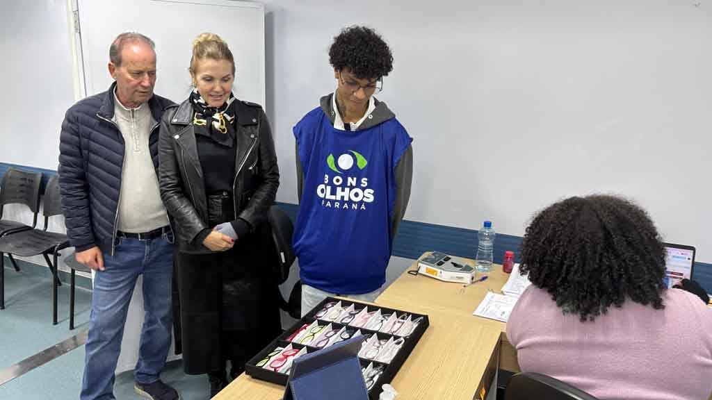 Bons Olhos Paraná realiza atendimento gratuito a alunos em Ivaiporã Estudante realiza exame de vista em carreta do Programa Bons Olhos Paraná durante atendimento em Ivaiporã.