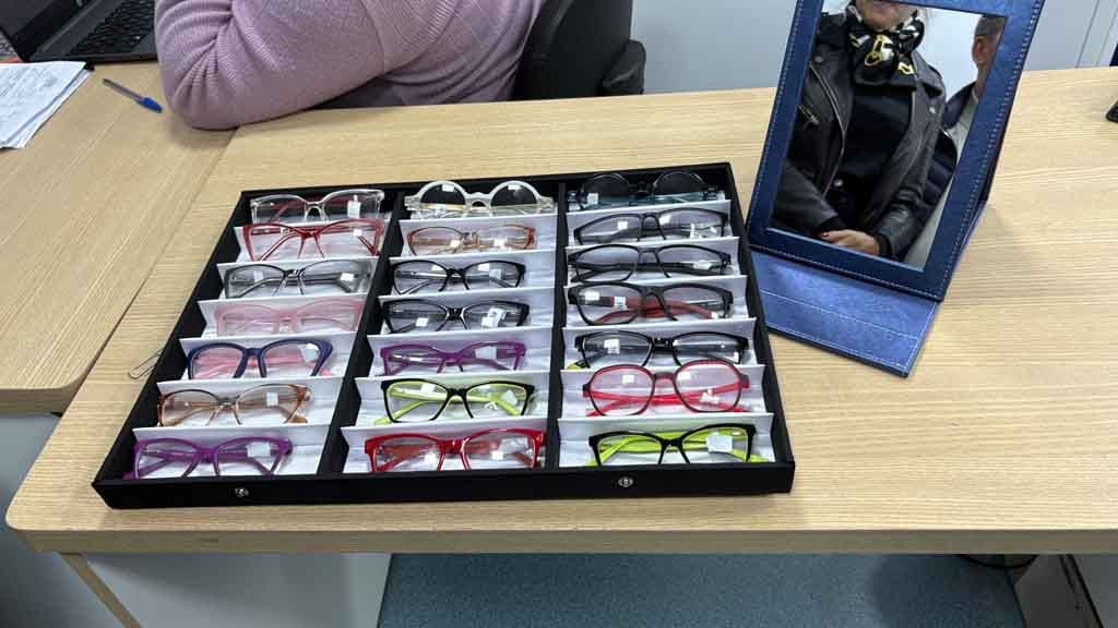 Bons Olhos Paraná realiza atendimento gratuito a alunos em Ivaiporã Estudante realiza exame de vista em carreta do Programa Bons Olhos Paraná durante atendimento em Ivaiporã.