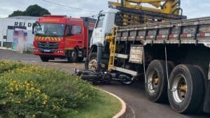 Acidente entre motocicleta e caminhão mobiliza Corpo de Bombeiros e Samu na rotatória do Posto Catuaí, em Ivaiporã.
