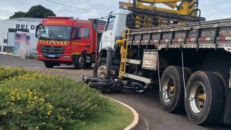 Acidente entre motocicleta e caminhão mobiliza Corpo de Bombeiros e Samu na rotatória do Posto Catuaí, em Ivaiporã.
