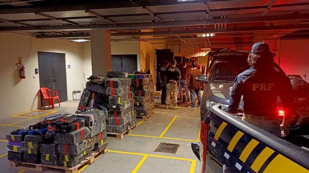 Carreta abordada pela PRF transportava mais de 4 toneladas de maconha em Guaíra