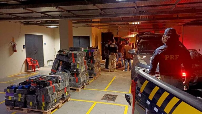 Carreta abordada pela PRF transportava mais de 4 toneladas de maconha em Guaíra